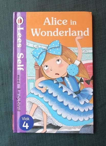 Alice In Wonderland - Lees Self Met Ladybird