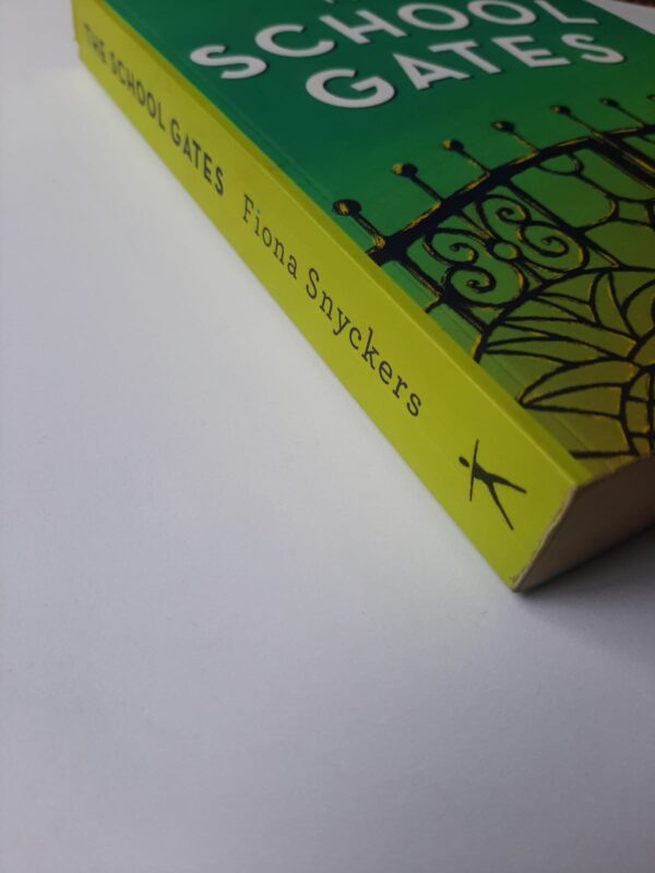The School Gates - Fiona Snyckers (3) The School Gates – Fiona Snyckers secondhand book